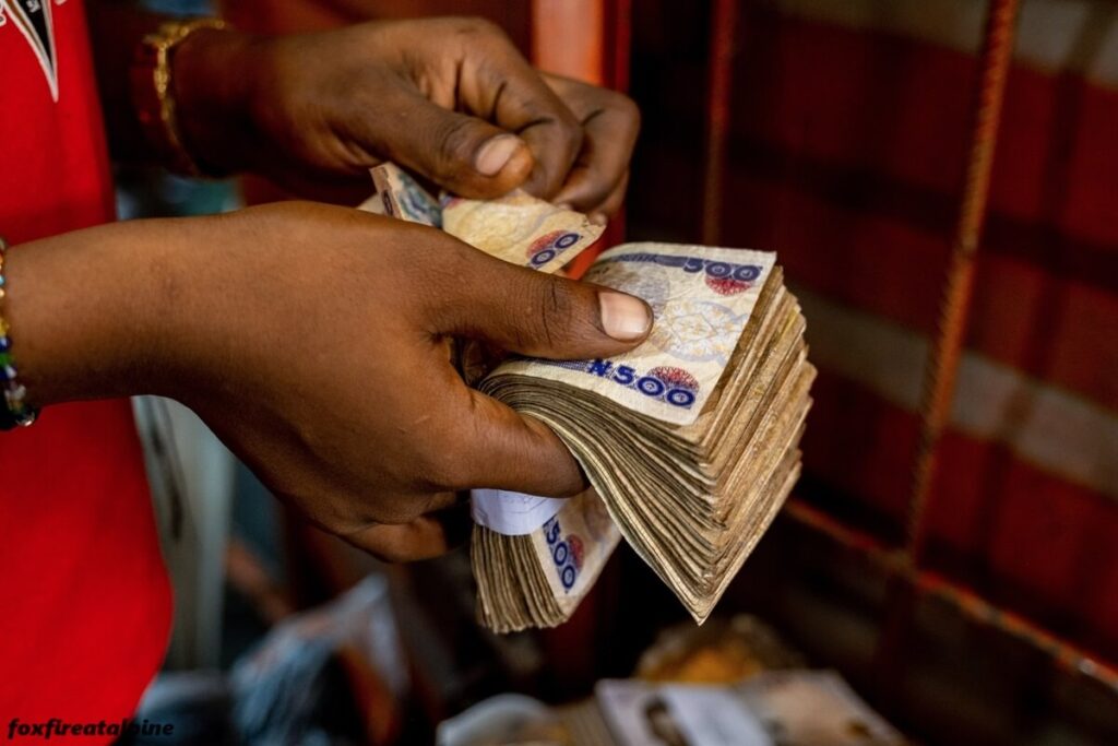 ค่าเงินของไนจีเรียร่วงลงสู่ระดับต่ำสุดเป็นประวัติการณ์ ชาวไนจีเรียกำลังเผชิญกับวิกฤตเศรษฐกิจที่เลวร้ายที่สุดครั้งหนึ่งของประเทศในแอฟริกา