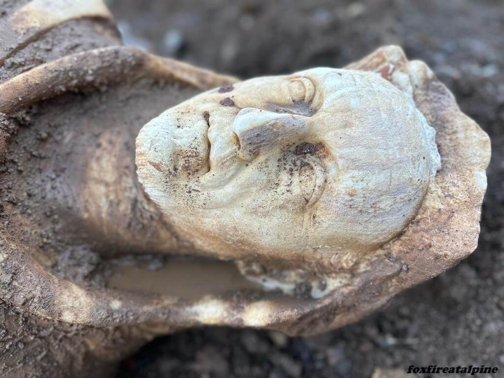 รูปปั้นโรมันอายุ 1,800 ปี ถูกขุดขึ้นมาในลานจอดรถ คนงานก่อสร้างค้นพบรูปปั้นโรมันลึกลับอายุ 1,800 ปี ขณะที่เขากำลังขุดลานจอดรถ ขณะทำงาน