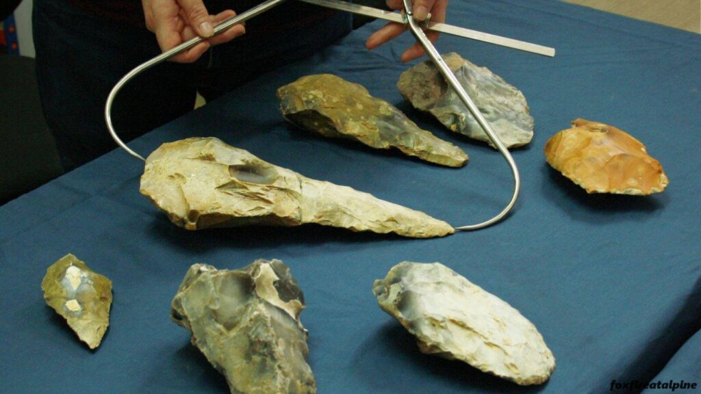 เครื่องมือหินโบราณที่พบในยูเครน เครื่องมือหินโบราณที่พบในยูเครน ตะวันตก อาจเป็นหลักฐานที่เก่าแก่ที่สุดที่ทราบเกี่ยวกับการมีอยู่ของมนุษย์